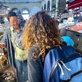 Delicioso passeio gastronômico para famílias com mais de 15 comidas gregas icônicas