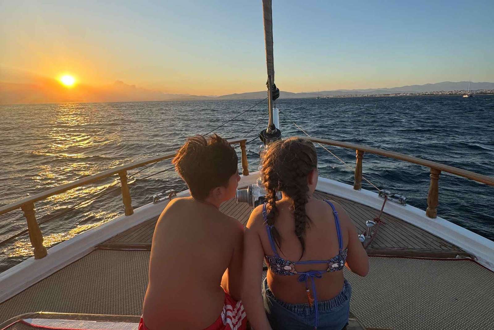 Cruzeiro ao pôr do sol na Riviera de Atenas – Meio dia de natação e churrasco a bordo