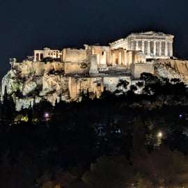 Atenas de noche: un tour a pie encantador y una cena deliciosa