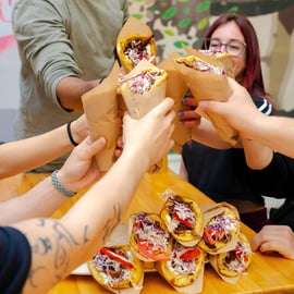 Atenas: Excursão a pé guiada por comida de rua local vegana