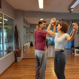 Atenas: aprende las danzas griegas con un dulce capricho