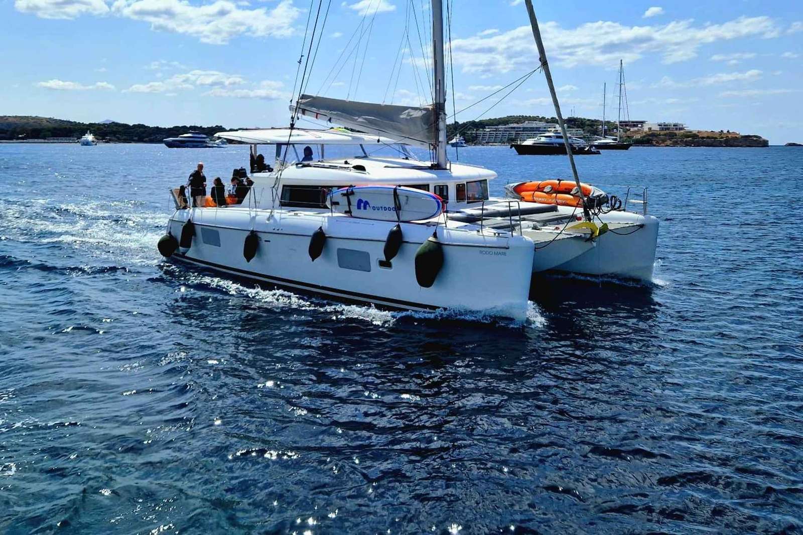 Atenas: Excursión en Catamarán por la Riviera con Comida y Bebidas