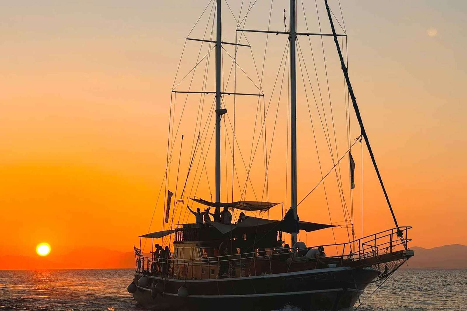 Cruzeiro com jantar ao pôr do sol: paragem para nadar, bebidas e jantar a bordo