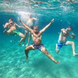 Atenas: Cruzeiro de catamarã com almoço leve e vinho