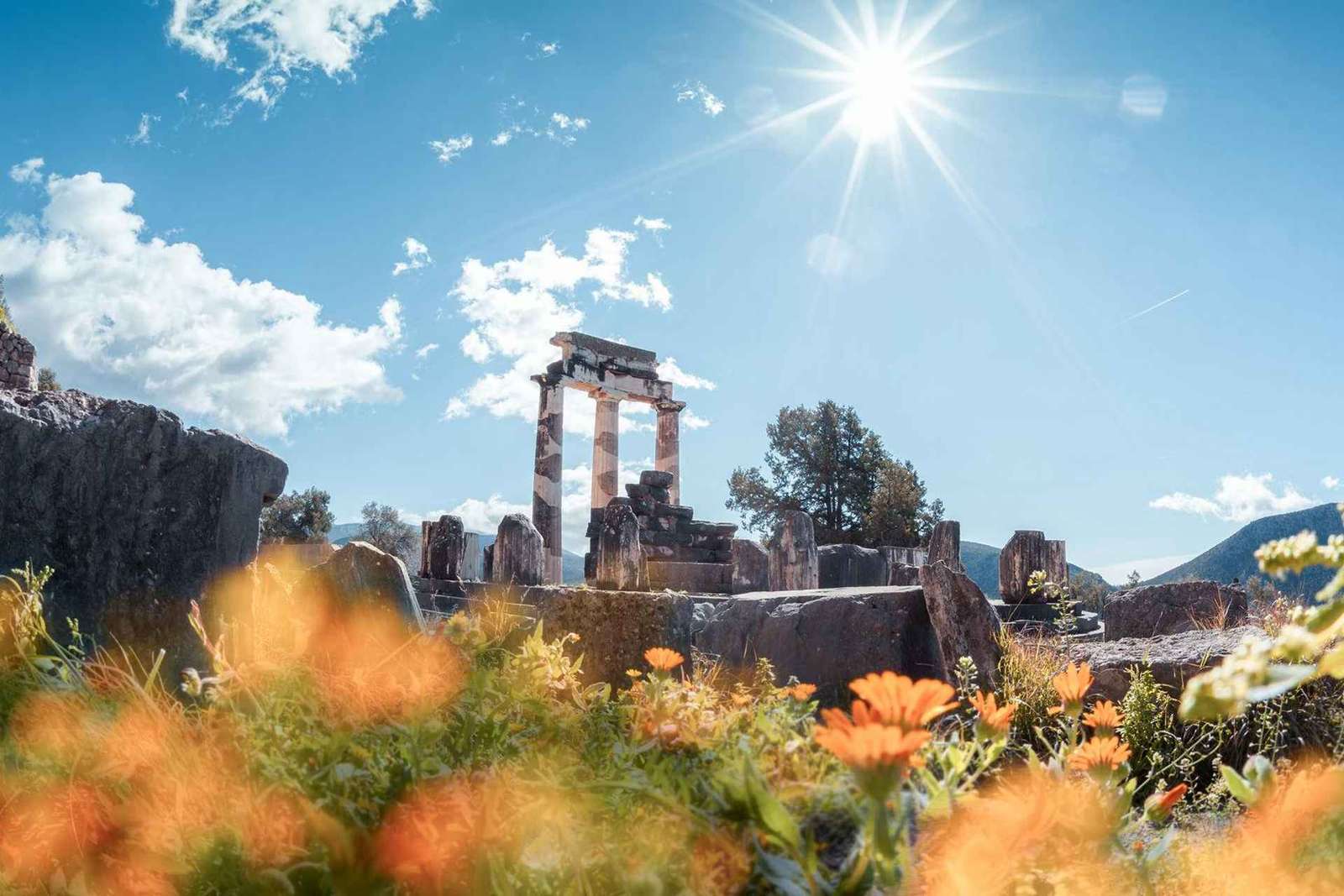 Atenas: Excursión de un día a Delfos, la Cueva de Corio y el Campo de Batalla de los 300