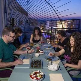 Atenas: aula de culinária em pequenos grupos e jantar em varanda privativa