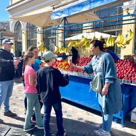 Delicioso passeio gastronômico para famílias com mais de 15 comidas gregas icônicas