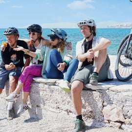 Atenas: City & Sea Bike Tour