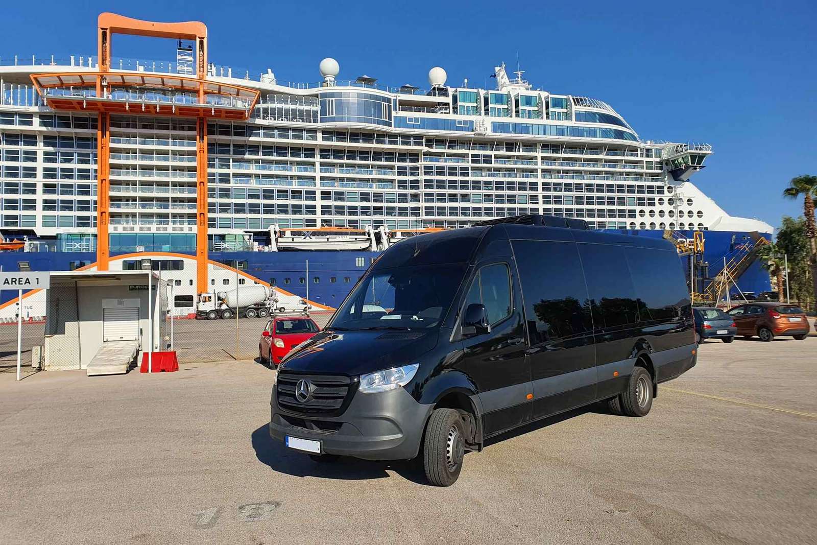 Traslado econômico: Porto de Cruzeiros do Pireu para os hotéis de Atenas