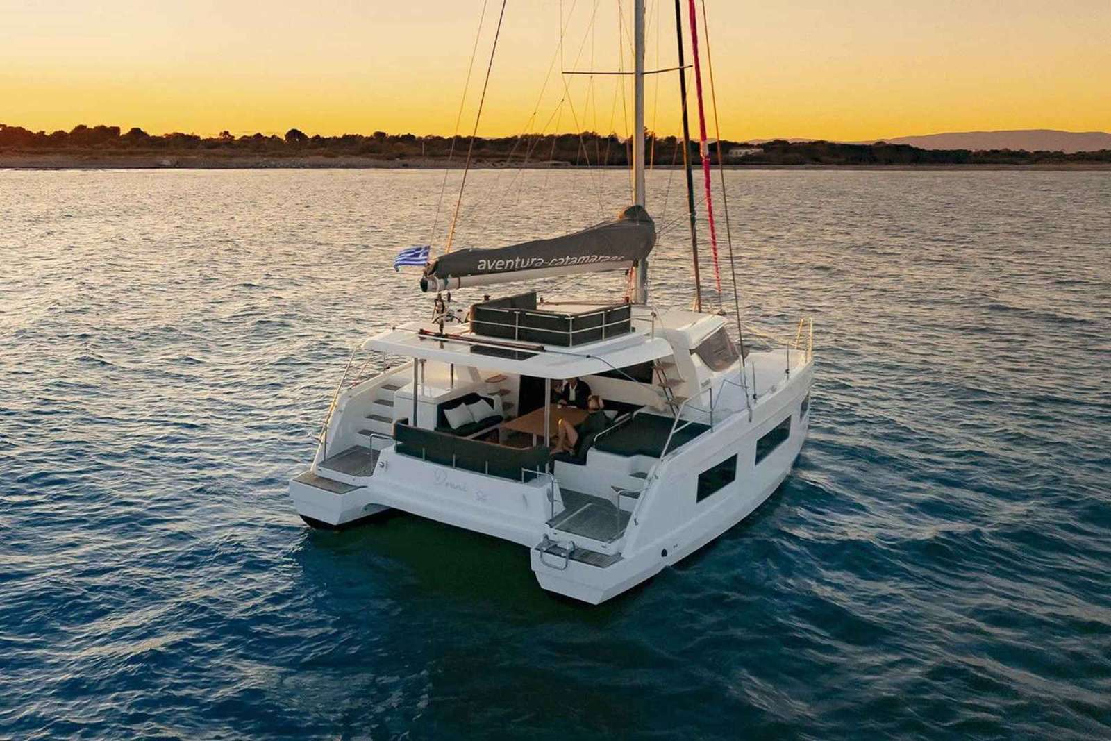 Atenas: Cruzeiro de catamarã com churrasco e bebidas