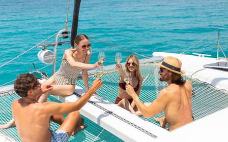 Atenas: Cruzeiro de catamarã pela Riviera com refeição e bebidas