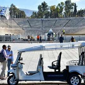 Atenas: Tour turístico nocturno privado en Tuk-Tuk eléctrico