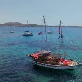 Cruzeiro ao pôr do sol na Riviera de Atenas – Meio dia de natação e churrasco a bordo
