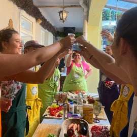 Atenas: aula de culinária grega com jantar e bebidas