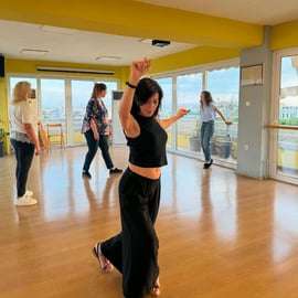Atenas: aprende las danzas griegas con un dulce capricho