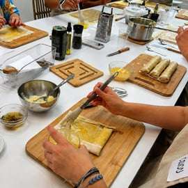 Cozinha como um grego numa aula de culinária no coração de Atenas