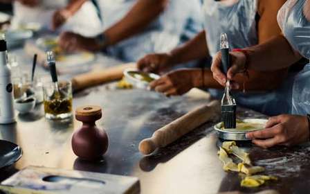 Aula de culinária grega com vista para a Acrópole