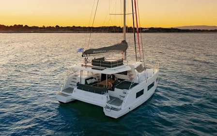 Atenas: Cruzeiro de catamarã com churrasco e bebidas
