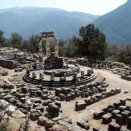 Desde Atenas: Excursión de un día a Delfos-Arachova en grupo pequeño con entradas