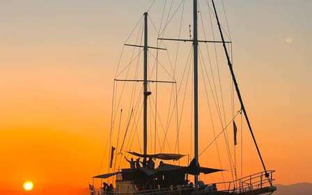 Cruzeiro com jantar ao pôr do sol: paragem para nadar, bebidas e jantar a bordo
