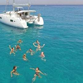 Atenas: Cruzeiro de catamarã pela Riviera com refeição e bebidas