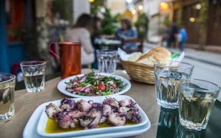 Atenas: Excursão a pé para grupos pequenos à descoberta da gastronomia grega