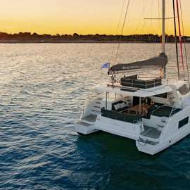 Atenas: Cruzeiro de catamarã com churrasco e bebidas