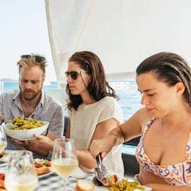 Atenas: Cruzeiro de catamarã pela Riviera com refeição e bebidas