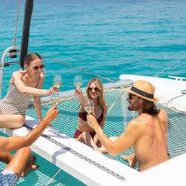 Atenas: Cruzeiro de catamarã pela Riviera com refeição e bebidas