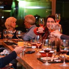 Atenas: Tour de degustação de comida e vinho à noite