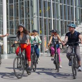 Atenas: City & Sea Bike Tour