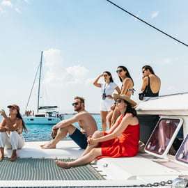 Atenas: Cruzeiro de catamarã pela Riviera com refeição e bebidas