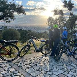 Atenas: Passeio Guiado de Bicicleta Elétrica com Destaques e Segredos