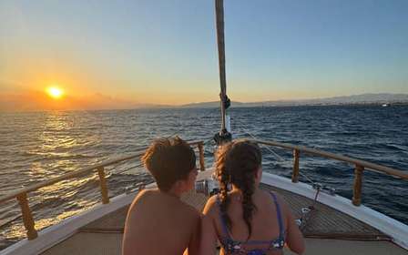 Cruzeiro ao pôr do sol na Riviera de Atenas – Meio dia de natação e churrasco a bordo