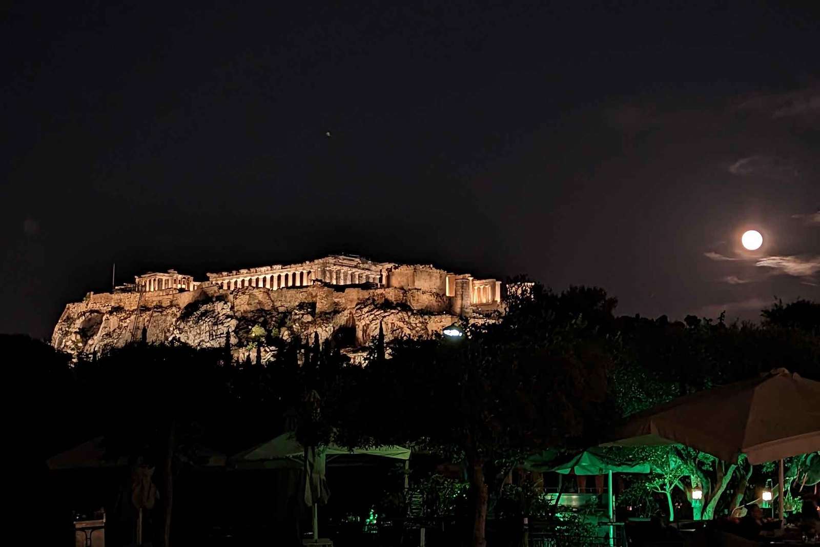 Atenas de noche: un tour a pie encantador y una cena deliciosa