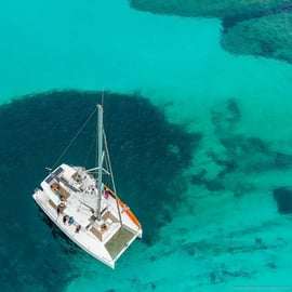 Atenas: Cruzeiro de catamarã com churrasco e bebidas