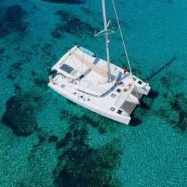 Atenas: Cruzeiro de catamarã com almoço leve e vinho