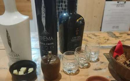 Experiência de azeite de oliva extra virgem com vinho e ervas