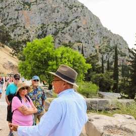 Atenas: Excursión de un día a Delfos y Arachova con guía y ticket de entrada