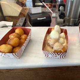 Aventura de comida callejera en Atenas (15 degustaciones)