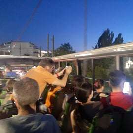 Excursão panorâmica noturna por Atenas em autocarro de dois andares aberto