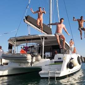 Atenas: Cruzeiro de catamarã com almoço leve e vinho