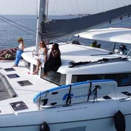 Atenas: Excursión en Catamarán por la Riviera con Comida y Bebidas