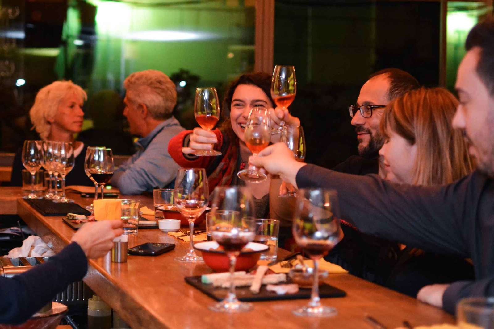 Atenas: Tour de degustação de comida e vinho à noite