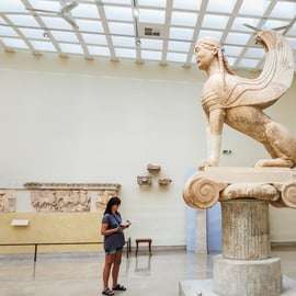 Atenas: Visita guiada de un día a la Mitología de Delfos y al Museo
