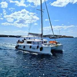 Atenas: Excursión en Catamarán por la Riviera con Comida y Bebidas