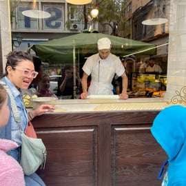 Delicioso passeio gastronômico para famílias com mais de 15 comidas gregas icônicas