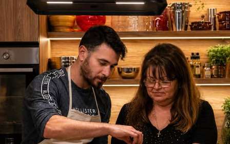 Cozinha como um grego numa aula de culinária no coração de Atenas