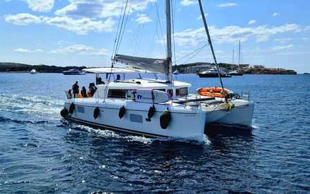 Atenas: Passeio de Catamarã pela Riviera com Refeição e Bebidas