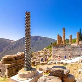 Atenas: Excursión de un día a Delfos, la Cueva de Corio y el Campo de Batalla de los 300